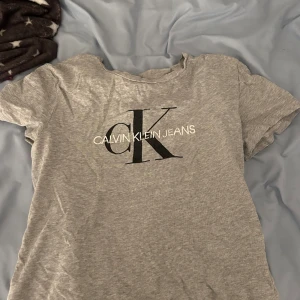 Calvin klein tröja - Säljer en grå Calvin klein tröja i storlek S eftersom att den inte kommer till användning. Tröjan är jätte fin men inte längre min stil :) hör av er vid mer frågor eller bilder :)