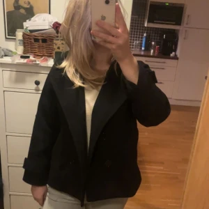 Design By Si kappa - Säljer min super fina kappa från design by si, köpt i höstas och knappt använd. Inga som helst defekter! Säljer då den ej kommer till användning 💕