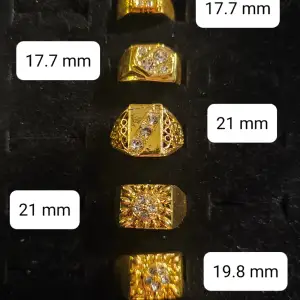 5 Guldpläterade ringar med rhinestones. Storlekarna ser du på bilden (diametern mätt i mm). Vänligen kontakta mig vid övriga frågor❓