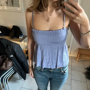 Magisk topp från Mango❣️ - Otroligt fin topp som passar perfekt nu till våren och sommaren!!💙🩵 Från mango och mycket sparsamt använd! Stretchigt material så passar olika kroppstyper😍