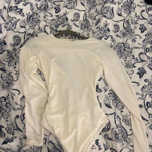 Vit body med öppen rygg - Vit body med öppen rygg. Använd 1 gång