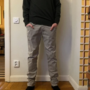 JACOB COHEN - 6/10 2 fläckar på höger ben men kan säkert tvättas bort, storlek 37. Byxorna är tuna så perfekta för sommaren 