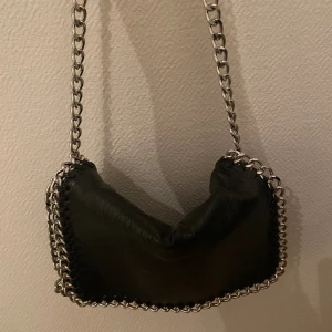 Tiamo väska  - Väska från tiamo i storlek m. Väldigt bra skick. Ordinarie pris 550kr säljer för 350kr