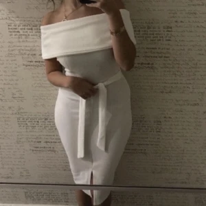 Student klänning  - En så fin och perfekt klänning till studenten som aldrig användes. Säljer för 300kr aldrig använd i storlek S. 