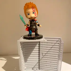 Thor ragnarök action figure.Displayboxen ingår. Färgalternativ för displayboxen är svart och grå.skriv gärna privat om fler bilder önskas eller om det är något du undrar.