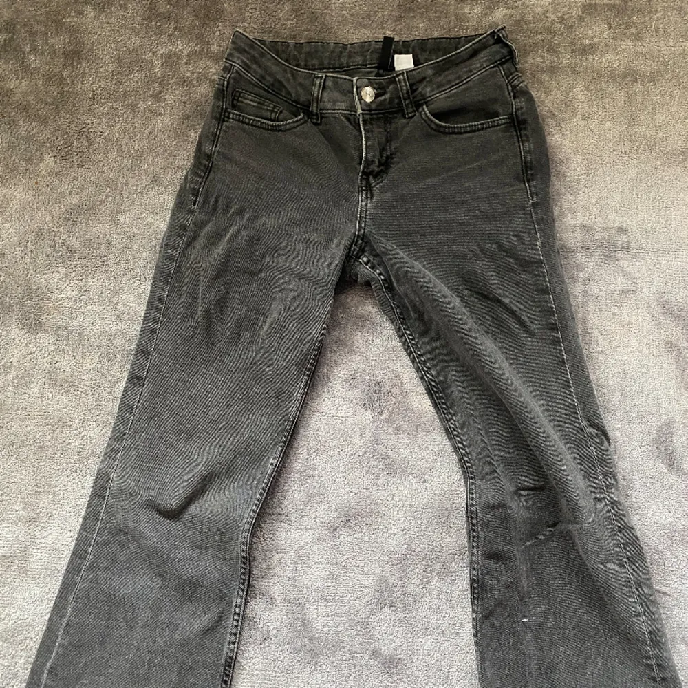 Svarta jättesnygga lågmidjade jeans i strl 34! Dock inte superfint skick, men det är inget man tänker på när man har dem på sig💕💕. Jeans & Byxor.
