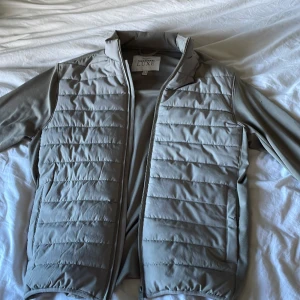 Cardigan  - Lyxig cardigan jag köpte förra sommaren men har inte kommit till användning… relativt oanvänd