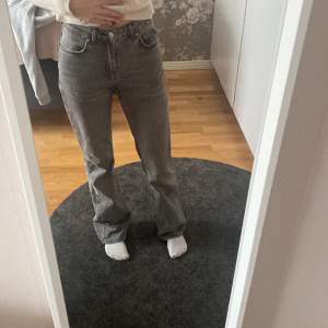 Gråa jeans från Gina, säljer då de är för stora🫶🏼.  Nypris 500kr