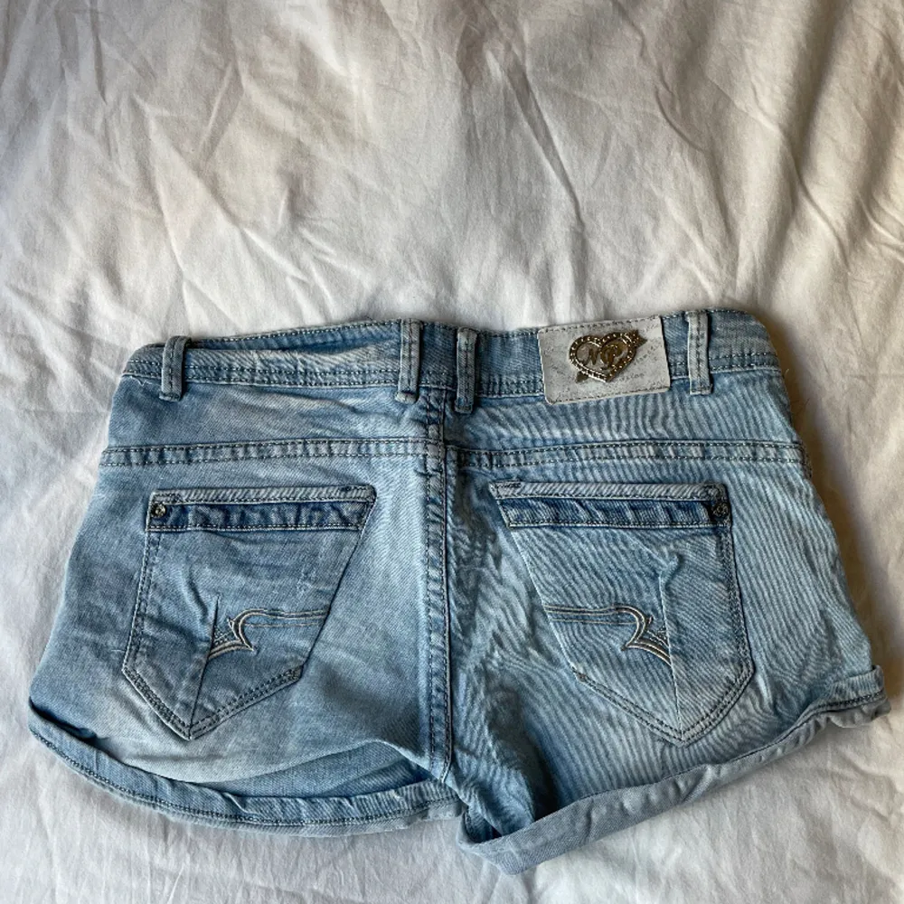 Säljer dessa as snygga lågmidjade jeansshorts! Perfekt till sommaren!💗passar xs/s. Shorts.