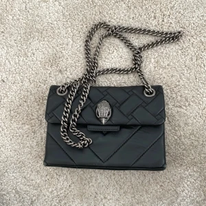 Kurt geiger väska  - Kurt geiger väska köpt från Zalando, ganska bra skick förutom i kanterna, skriv vid funderingar eller fler bilder. Og pris: 2000