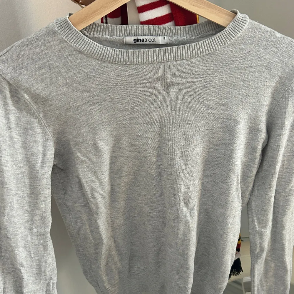 Vanlig grå tröja från Gina 🩶Lite nopprig men annars bra skick ✨Kom gärna med prisförslag 🥰 . Tröjor & Koftor.