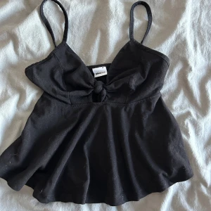 SOMMARTOPP - Jättefin sommartopp från Gina som tyvärr inte kommer till användning då den är lite väl liten för mig. De små hårstråna på bilderna går att ta bort hur lätt som helst men jag hade inget att ta bort de med här! Fixar innan den skickas! 🤗🤗 