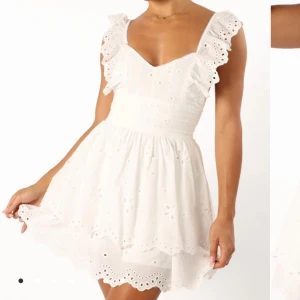 Studentklänning - Säljer denna såå fina klänning som är från Australien. Helt ny med prislapp, säljer då den var för liten i midjan. Storlek S men skulle säga att den är som XS. Den är inte strykt på bilderna