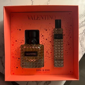 Valentino Born In Roma Coral Dream - Oanvända, helt nya. Den stora är 50ml och den mindre är 15ml.