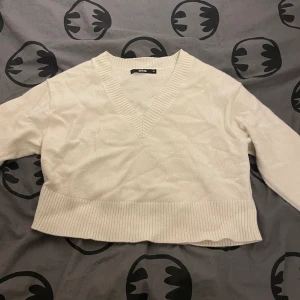Stickad tröja - stickad tröja från Bikbok! Säljer för att den inte kommer till användning. 