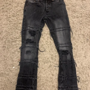 BoohooMAN Jeans - Säljer dessa feta slim flare jeans från BoohooMAN då dom blivit för små för mig. OBS! Det finns ingen knapp på byxorna (syns dock inte med bälte på). Sparsamt använda och i mycket bra skick. (Dm för mer info)