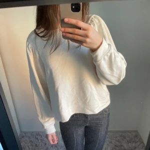 tröja från lindex - vit tröja från lindex. använt få tal gånger. meddela mig vid intresse. +frakt 