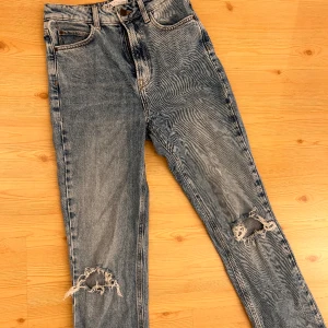 Jeans  - Jeans från från ZARA med låg/medel midja. Använda ett fåtals gånger. Säljer pga av för liten i storlek. 