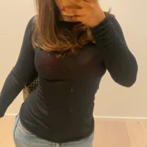 Intimissimi topp - Trendig och jättefin Intimissimi topp! Säljer då den inte kommer till användning lika mycket längre💗Storlek S men passar även Xs. Köpt för 500kr men säljer för 350kr då den har några defekter vid armarna, inte något man tänker på!