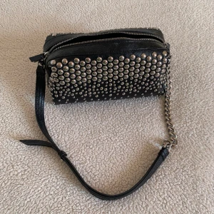 ZARA axelremsväska med nitar - Aldrig använd, utan anmärkningar.