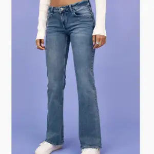 Säljer mina lågmidjade jeans ifrån hm  Storlek 34, skriv för flera frågor ❤️