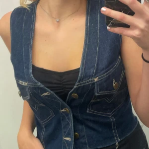 Jeansväst - Jeansväst köpt secondhand, står storlek 40 men skulle säga att den passar S. Skriv för fler bilder (pris går att diskutera)☺️