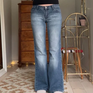 Miss Sixty-jeans - Lågmidjade utsvängda jeans, vintage Miss Sixty! Jag är 173 cm, midjemåttet är 76 cm och innerbenslängden 79 cm 💞