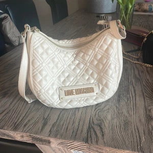 Moschino väska - Säljer min fina Love moschino väska som är använd i ungefär ett halv år, dem passar till allt! Rymlig och får plats med mycket. 