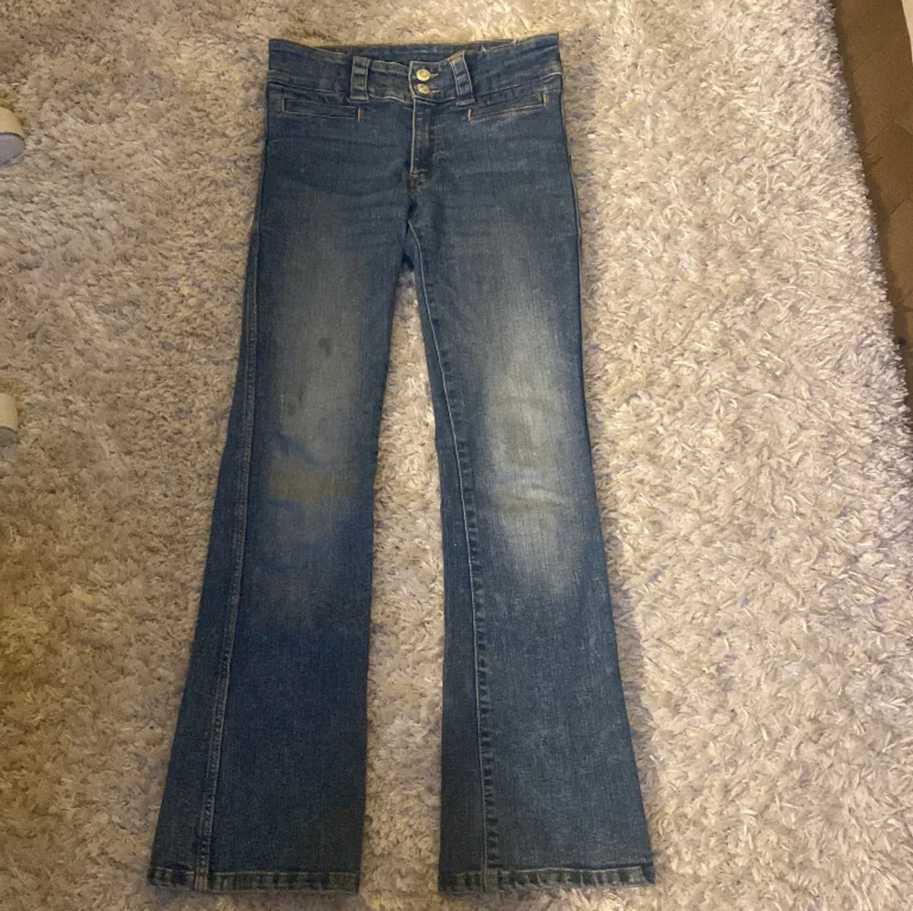 Lågmidjade bootcat jeans, jag är 13 år och är ungefär 163 i längd, och dom är lite för små i längden för mig, skulle rekommendera någon som är 155-160 Skriv om ni är intresserade! . Jeans & Byxor.