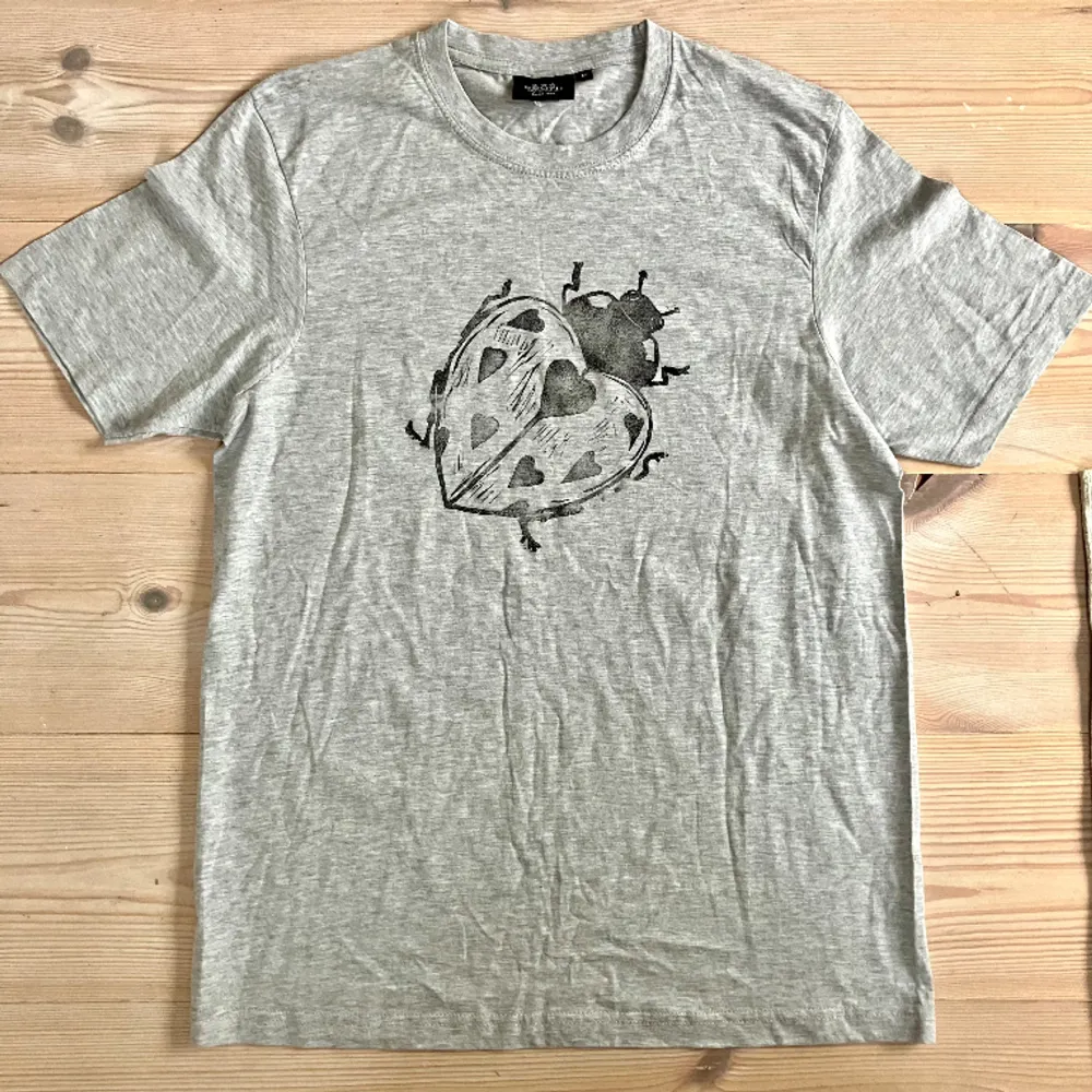 T-shirt i nyskick som jag har thriftat och sen printat på! T-shirten tvättas i 40 grader 🐞trycket har en faded look.. T-shirts.