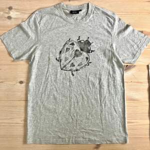 T-shirt i nyskick som jag har thriftat och sen printat på! T-shirten tvättas i 40 grader 🐞trycket har en faded look.