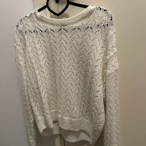 Vit Stickad tröja - Säljer denna jätte fina håliga stickade tröjan från H&M💛har en fin material med mönster❣️