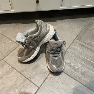 New Balance 2002r - Säljer dessa New Balance 2002r i storlek 43 då de är lite för små för mig. Använt väldigt sällan så skorna är i mycket bra skick!  Pris kan diskuteras vid snabb affär :)