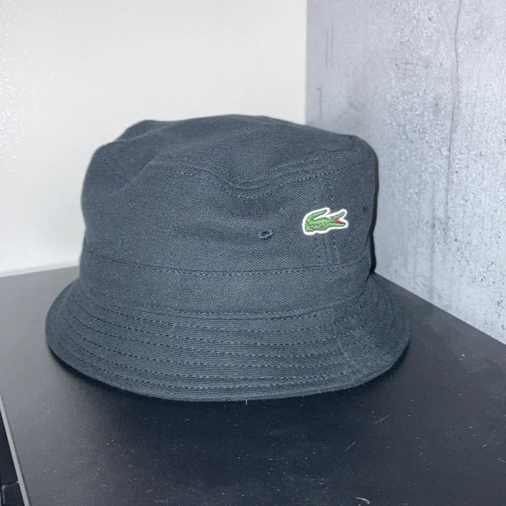 Säljer denna fiske hatt pågrund av att den är för liten. Har använt den 1-2 gånger så den har inga defekter eller tecken på användning. Den är i nyskick. Storlek M i barnstorlek. Skriv för mer info.. Asusteet.