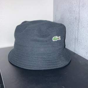 Säljer denna fiske hatt pågrund av att den är för liten. Har använt den 1-2 gånger så den har inga defekter eller tecken på användning. Den är i nyskick. Storlek M i barnstorlek. Skriv för mer info.