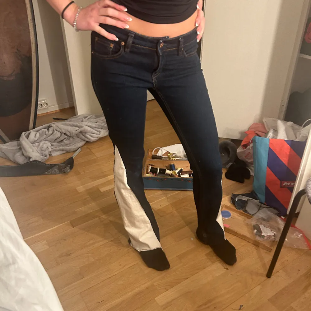 Remake jeans med vit utsvängning Midja : 70cm Innerbenslängd: 75cm. Jeans & Byxor.