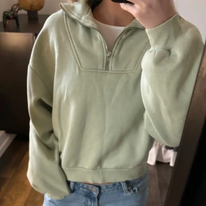 Sweatshirt  - Mintgrön sweatshirt från gina tricot, använd få gånger! 