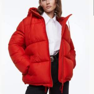 Säljer denna röda oversize jacka från hm i storlek S.💕 Nypris-499kr Mitt pris- 200kr Skriv för frågor eller bilder🥰
