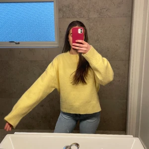 Stickad  - Super söt stickad tröja från Zara som passar så bra nu till våren. Priset går självklart att diskutera och det är endast att skriva om du önskar fler bilder.