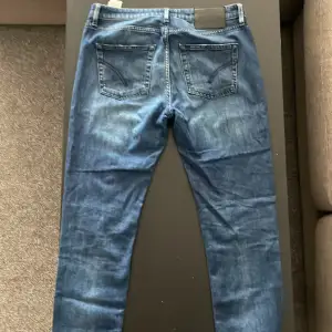 Ett par Dondup jeans som är dam modell med skulle passa en grabb bra. Unisex mer.