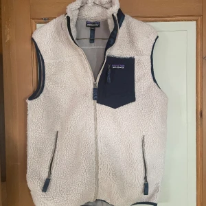 Patagonia fleece väst - Tja, säljer min riktigt feta patagonia väst. Den är någon månad gammal men har inga defekter. Om ni har någon fråga kontakta mig!