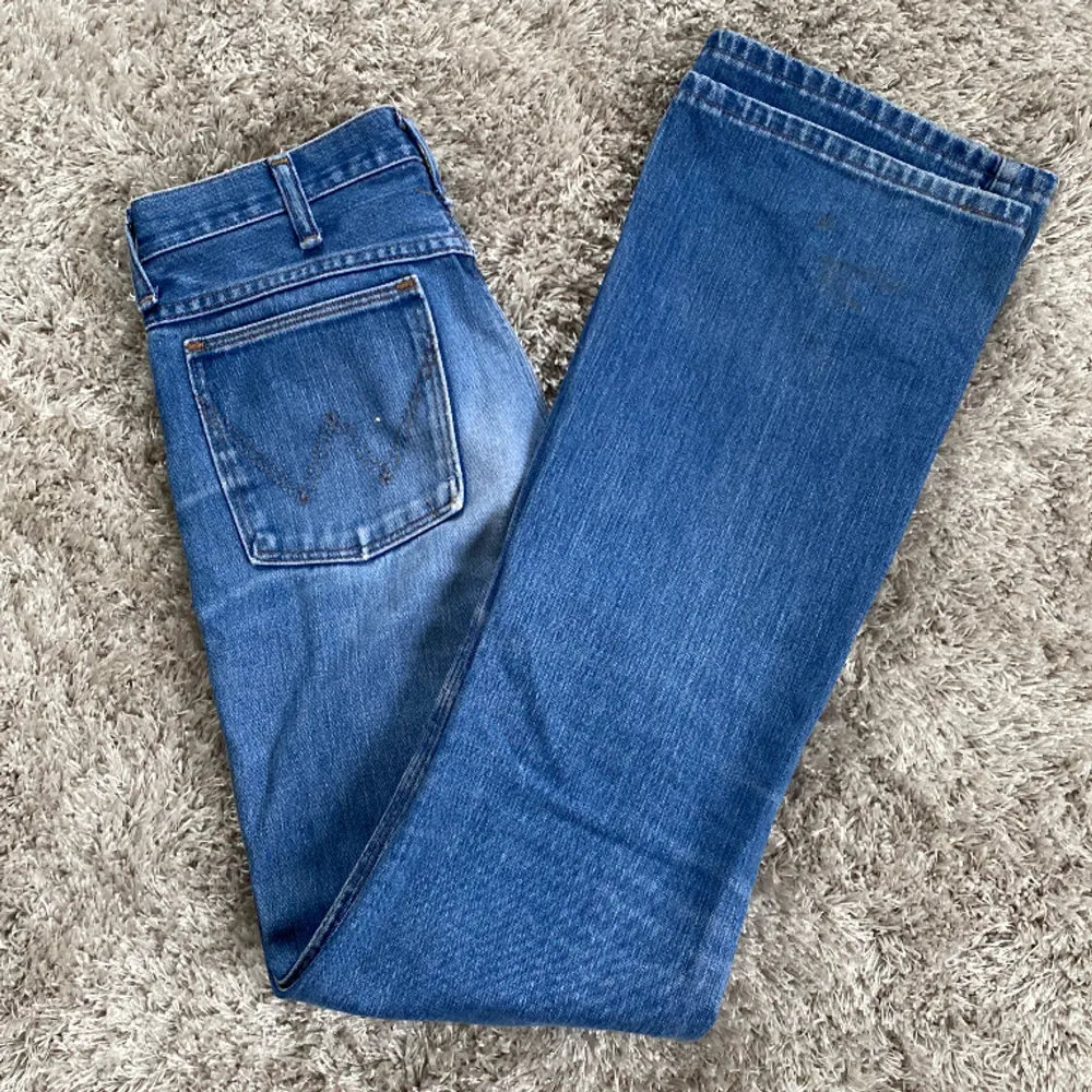 Jättefina bootcut jeans från wrangler✨ säljer då dem inte kommer till någon användning men dem sitter bra på mig som är 168💕 skriv för fler bilder, pris kan diskuteras💖💖. Jeans & Byxor.