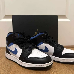 Jordan 1 Mid - Säljer mina Jordan 1 p.g.a. beställt fel storlek. Med andra ord mkt fint skick!  Köpta för 1799 kr. 