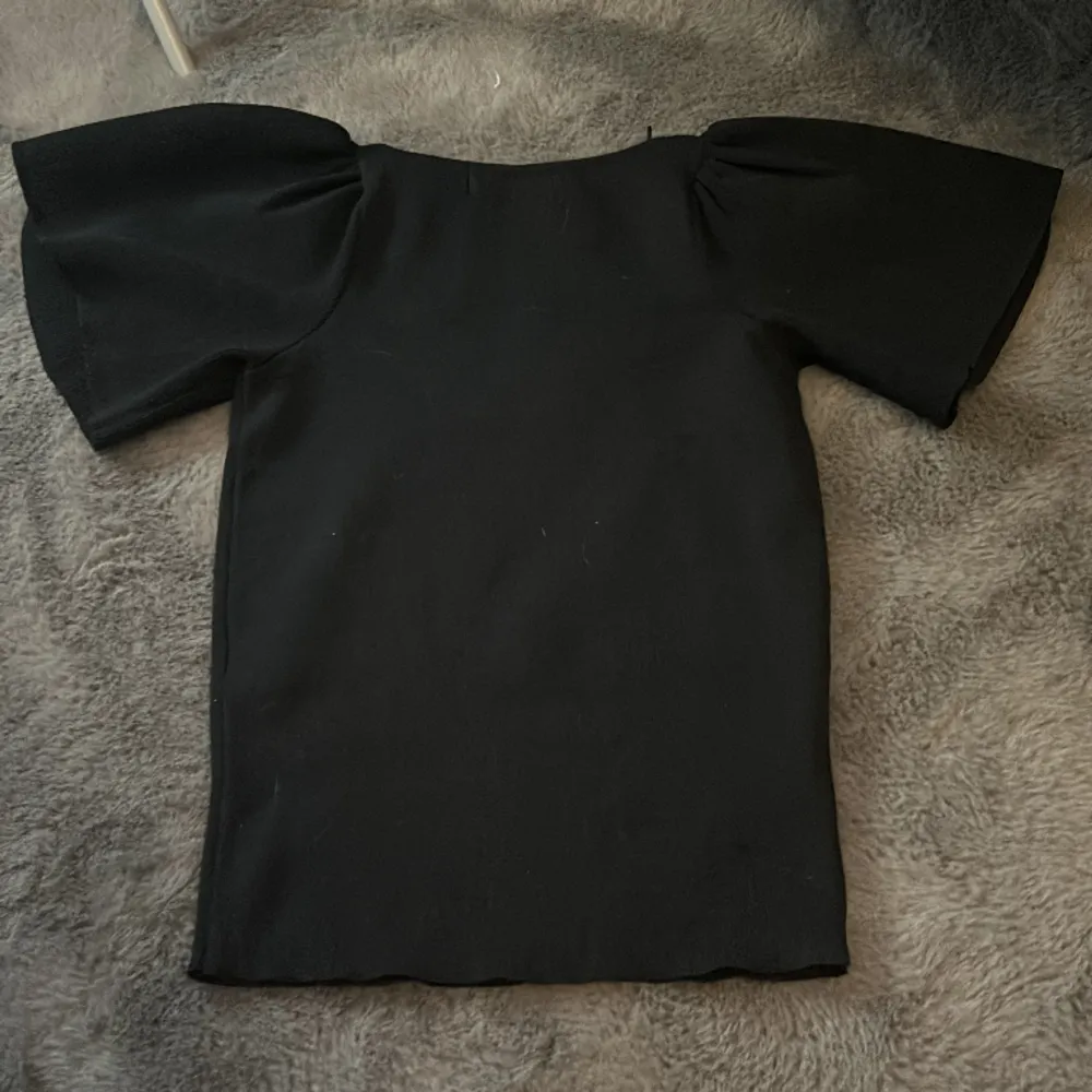 Jätte snygg vero Moda blus/ t- shirt. Använt den 1 gång. Jätte fint skick! Köpt för 240kr. Blusar.