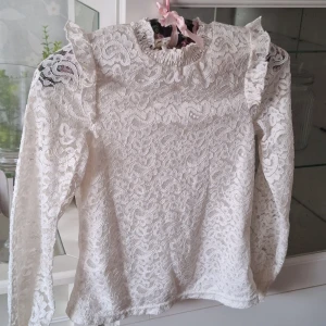 Spets topp - En spets topp med volanger ifrån Cubus! Har använts ungefär 2 gånger 💓 Storleken är 146/152. 