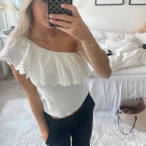 One shoulder blus - Passar xs-s men är i storleken 164. Jättefin och söt till sommaren. Har en i orange med om någon vill ha bilder på den!