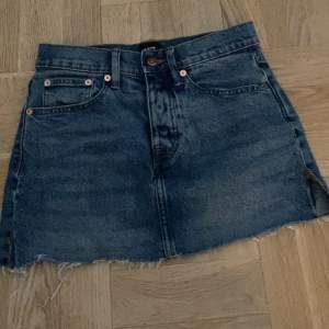 Jätte fin jeans kjol säljer då den inte kommer till användning 