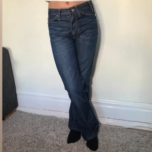 Blå bootcut jeans - Vintage Acne jeans, 26 midja 32 längd, bra skick.