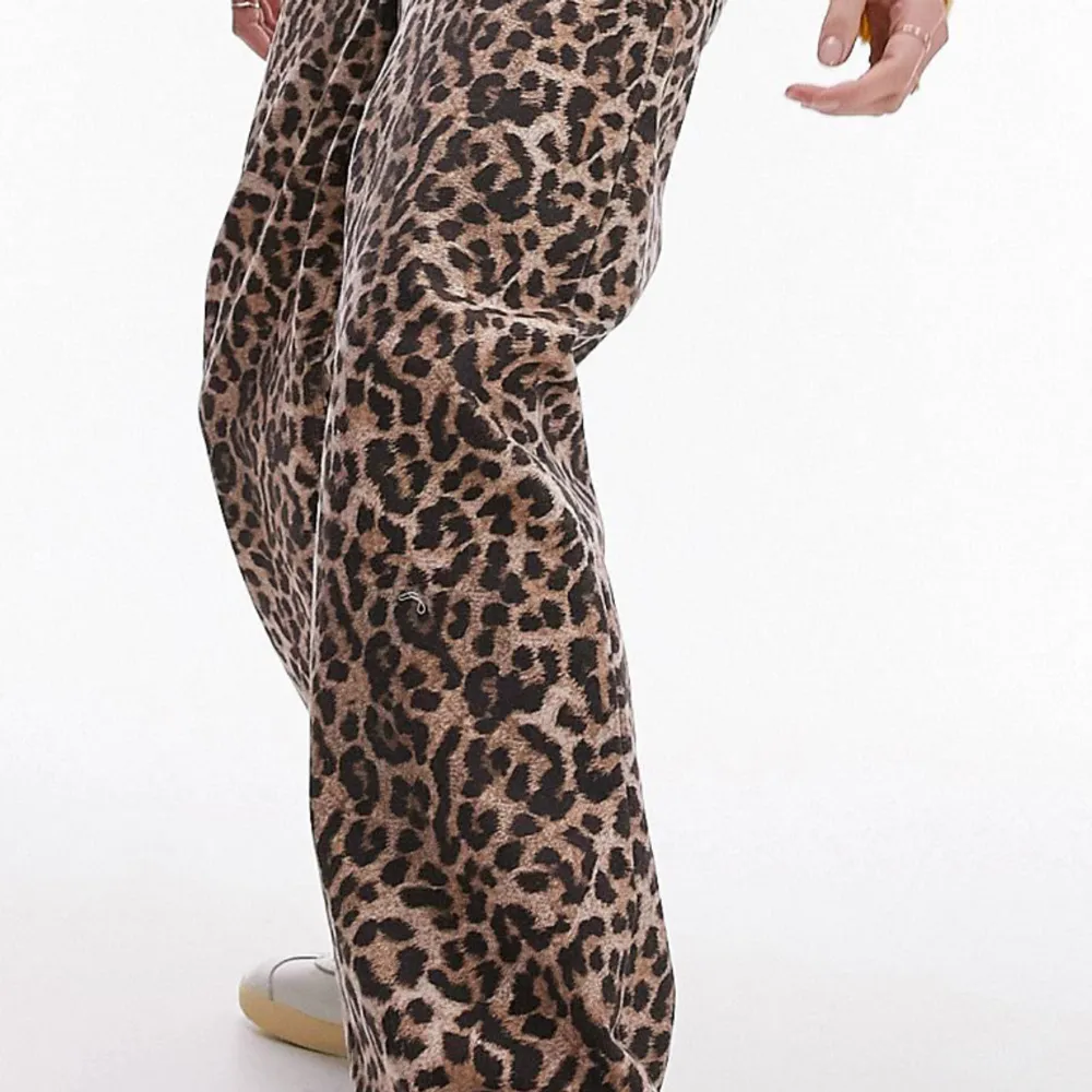 Säljer nu mina supersnygga leopardbyxor som tyvärr var i fel storlek- helt nya med tagg! . Jeans & Byxor.