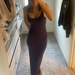 Söt långklänning  - Långklänning perfekt till sommaren :)  Stl S men är väldigt stretchig så passar flera storlekar 😋😋